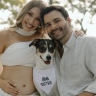 Emiliana Valdez con su esposo y su mascota.