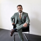 La IA apuesta por un traje mejor estructurado, elevando la imagen institucional.