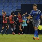 Los jugadores del Deportivo Cuenca celebran uno de los dos tantos con los que vencieron a Emelec en Guayaquil.