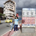 Afiches de todos los tamaños se superponen en los mupis. En la actualidad los espacios están en un limbo jurídico.