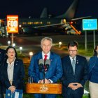 José Antonio Kast (c), hablando durante una rueda de prensa antes de abordar el vuelo a Buenos Aires.