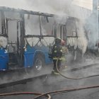 Las dos víctimas quedaron debajo del bus tras ser arrolladas. La unidad se incendió.