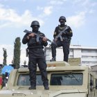 Dos soldados desplegados en el funeral del comandante de las Fuerzas Navales de la Guardia Revolucionaria Alireza Tangsiri en la plaza Engelab de Teherán