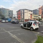 Automóvil involucrado en el operativo policial sigue en la zona de 12 de Octubre y Wilson, resguardado por las autoridades.