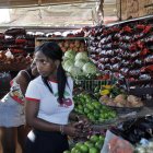 Personas compran alimentos en un mercado este viernes, 27 de marzo de 2026, en La Habana (Cuba).