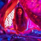 La serie se basa en las experiencias de la vida real del actor Sam Levinson