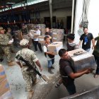 CNE del Guayas entregando los kit de votaciones.