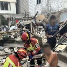 Vivienda colapsada tras una deflagración provocada por fuga de gas en el norte de Quito.