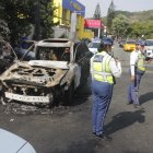 El vehículo quedó completamente destruido tras incendiarse en la avenida Las Monjas, en el norte de Guayaquil.