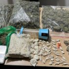 Entre las evidencias se encontró droga y una balanza.