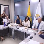 La asambleísta Inés Alarcón (c) preside la Comisión de Seguridad.