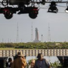 Medios de comunicación aguardan cerca de la zona de lanzamiento en el Centro Espacial Kennedy, Florida, Estados Unidos.