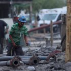 Voluntarios trabajan en el rescate de mineros atrapados en el estado de Sinaloa, México.