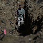 Un experto forense durante las labores de búsqueda de personas desaparecidas en la guerra de Kosovo, en Rahovec, el 11 de marzo de 2026.