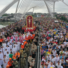 Fieles participan en la procesión de Cristo del Consuelo en Guayaquil