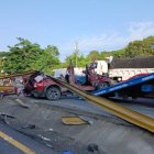 El carro quedó en pésimas condiciones tras el choque.