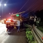 Un conductor de tráiler se estrelló contra un poste de alumbrado público en vía a la costa, el 4 de marzo de 2026, afectando al servicio de energía eléctrica en la zona.