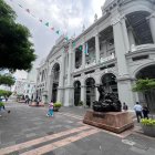 Ambiente en las afueras del Municipio de Guayaquil.