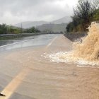 La presa de Liscione llega a la carretera de Bifernina, que está cerrada al tráfico, en Termoli, región de Molise, Italia, el 1 de abril de 2026.