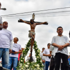 Feligreses participan en la procesión del norte de Guayaquil este Viernes Santo.