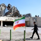 Un funcionario camina junto al complejo deportivo Azadi, que resultó dañado, en Teherán, Irán, el 3 de abril de 2026.