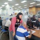 Adulto mayor realiza trámite en el Servicio de Rentas Internas.