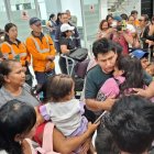 En el área internacional del aeropuerto Eloy Alfaro, en Manta, decenas de familiares aguardaban el arribo de los dos últimos pescadores del barco Negra Francisca Duarte II