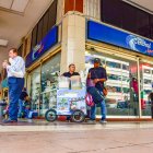 En cada paso por el centro de Guayaquil hay alguien vendiendo algo, aunque no cuente con permisos formales para ello