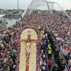 Multitud participa en una de las procesiones más grandes de Guayaquil.