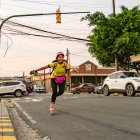 Cinthya Buenaño se moviliza en patines desde su trabajo hasta su casa, por sectores como Urdesa y Martha de Roldós, en el norte de Guayaquil.