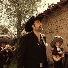 El cantante regresa a los escenarios con un sencillo que acopla la balada con el ranchero contemporáneo.