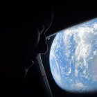 Los astronautas toman fotos y viedos de la tierra desde la nave Orión.