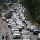 El tránsito en vía a la costa suele estar colapsado.