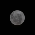 Imagen que muestra una fotografía de la de la cara oculta de la Luna captada por la tripulación de la misión Artemis II.