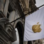 Una bandera con el símbolo de Apple decora el exterior de una tienda.