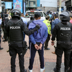 Agentes de la Policía Nacional realizan la detención de un ciudadano en el centro de Quito, en medio de operativos contra la delincuencia.