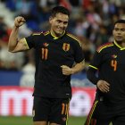 Jairo Vélez responde con goles en Perú, un doblete ante Honduras.