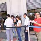 Las personas hacen filas para realizar los pagos en el Municipio.