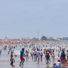 Turistas disfrutan de las playas ecuatorianas durante el feriado de Semana Santa, cuando el IVA se reducirá al 8 %.