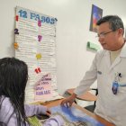 El médico José Giler atiende a diario a consumidoras que acuden al Centro Especializado en el Tratamiento de Adicciones (Cetad), de Bastión Popular, en busca de ayuda.