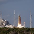 El cohete Space Launch System, que transportaba la cápsula Orion para la misión Artemis II, despegó de la plataforma de lanzamiento 39B en el Centro Espacial Kennedy el 1 de abril de 2026.