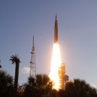 Artemis II lleva a bordo a ‘Rise’, el peluche que funcionará como indicador de gravedad cero en su viaje a la Luna.