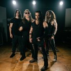 Arnau Martí (batería), Niko Del Hierro (bajo), Tete Novoa (voz) y Charlie Parra (guitarra) forman Saratoga, que este 24 de abril presentarán 'En estado puro'.