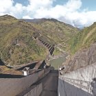 El embalse de Mazar, clave para la generación eléctrica de Ecuador, registra un descenso de más de 13 metros respecto a su cota máxima.