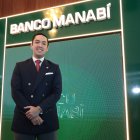 Es el presidente del directorio del Banco Manabí. Máster en Ciencias Jurídicas y máster en Derecho Internacional de los Negocios.