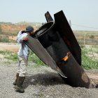 Un agricultor curioseó en un misil de Irán que impactó en el asentamiento de Israel en Cisjordania, en medio de la guerra en la que también participa Estados Unidos.