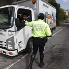 Agentes de tránsito controlan el cumplimiento de la restricción en la Simón Bolívar y Ruta Viva.