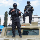 Agentes armados sobre un vehículo policial durante un operativo en Irán, en imagen de archivo difundida en el contexto de denuncias sobre el uso de menores en puestos de control.