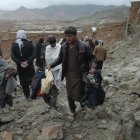 Residentes inspeccionan los daños tras un terremoto en Kabul, Afganistán, el 4 de abril de 2026.
