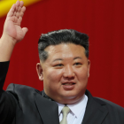 Kim Jong Un saluda durante el acto conmemorativo por el 80.º aniversario del Partido de los Trabajadores de Corea, en Pyongyang, el 9 de octubre de 2025.
